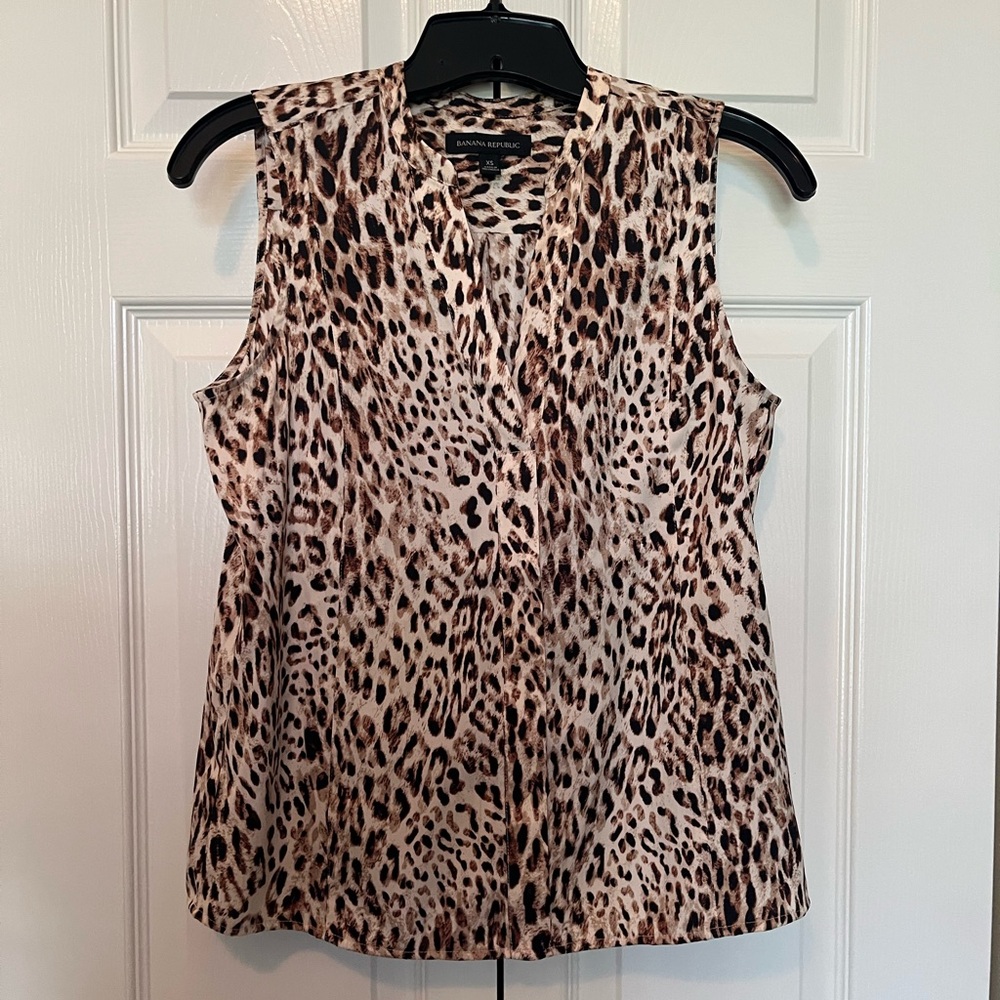 Banana Republic animal print top. Size XS